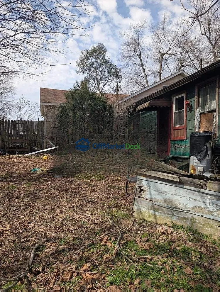 Off-market house in East Palestine, Ohio — 4 beds, 1 bath, $10,500 — photo 3 of 5