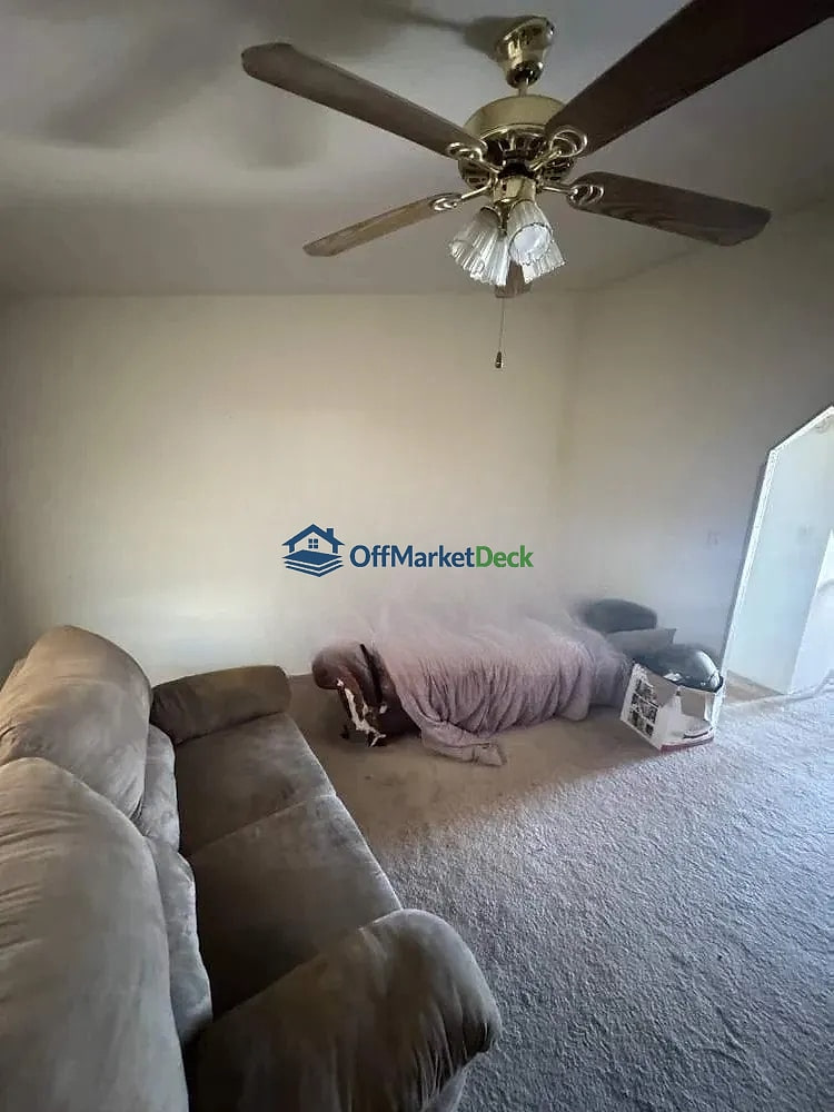 Off-market house in Casa Grande, Arizona — 3 beds, 2 baths, $154,990 — photo 5 of 5