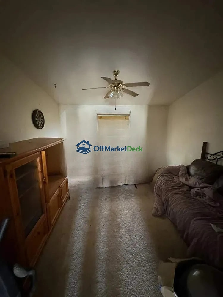 Off-market house in Casa Grande, Arizona — 3 beds, 2 baths, $154,990 — photo 4 of 5