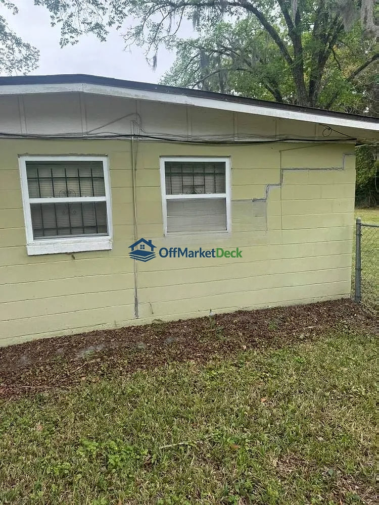 Off-market house in Jacksonville, Florida — 3 beds, 1.5 baths, $80,000 — photo 2 of 5