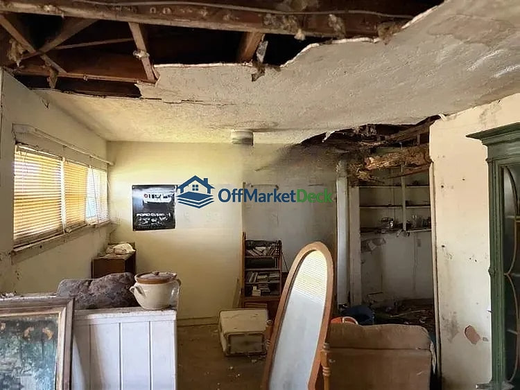 Off-market house in Houston, Texas — 4 beds, 2 baths, $99,000 — photo 2 of 5