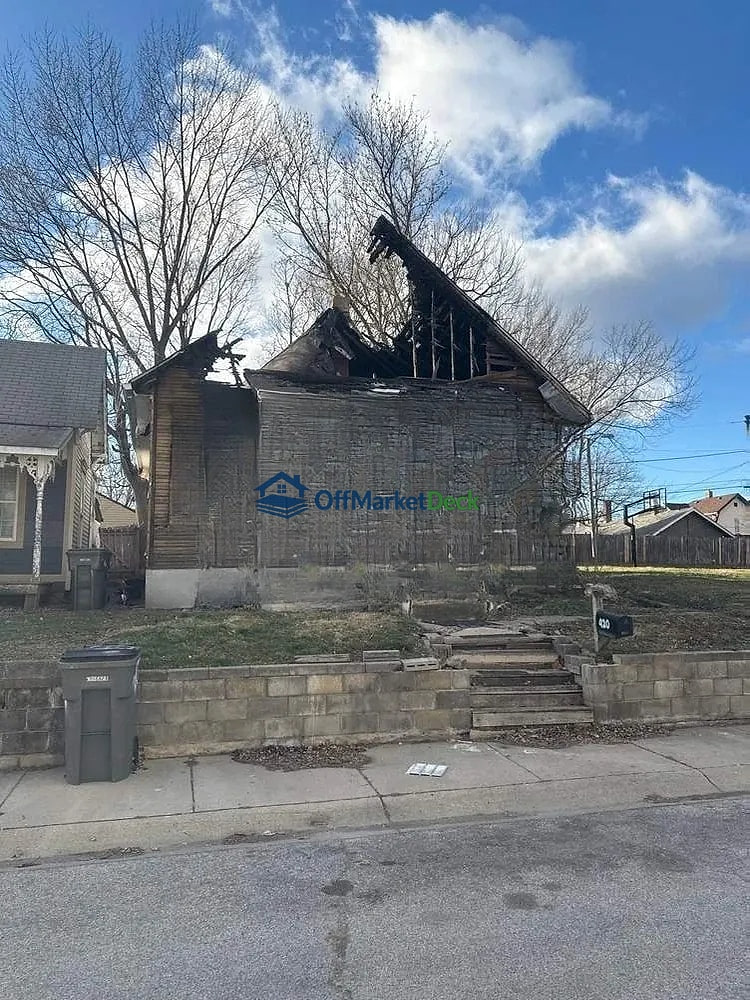 Off-market house in Indianapolis, Indiana — 2 beds, 1 bath, $14,990 - Blurred background Image