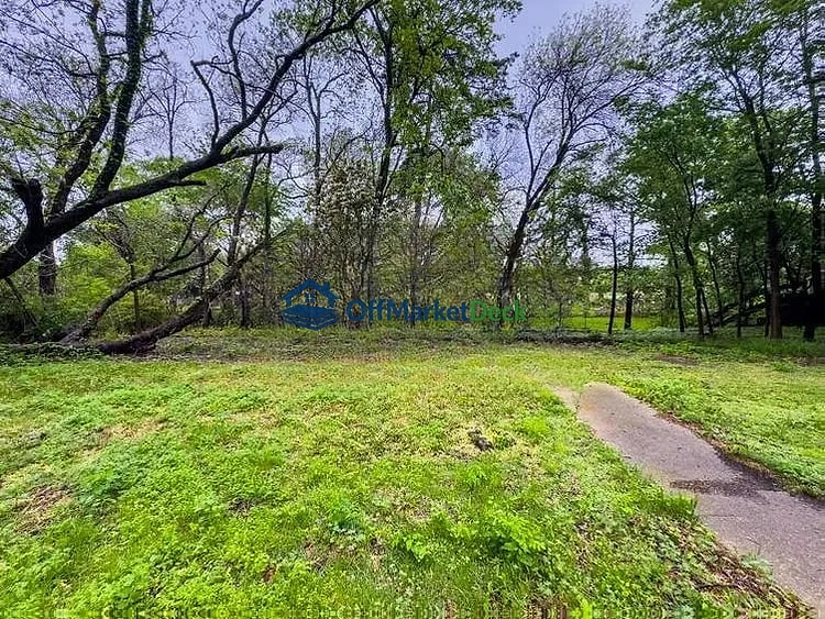 Off-market house in Cedar Hill, Texas — 3 beds, 2 baths, $275,000 — photo 2 of 5