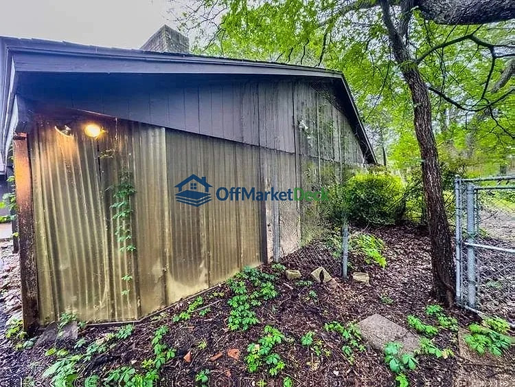Off-market house in Cedar Hill, Texas — 3 beds, 2 baths, $275,000 — photo 5 of 5