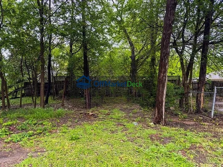 Off-market house in Cedar Hill, Texas — 3 beds, 2 baths, $275,000 — photo 4 of 5