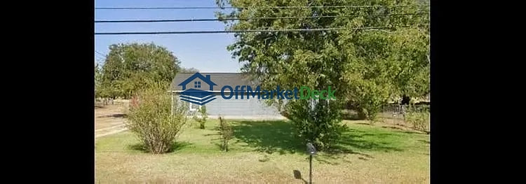 Off-market house in Gonzales, Texas — 4 beds, 2 baths, $139,900 — photo 2 of 5