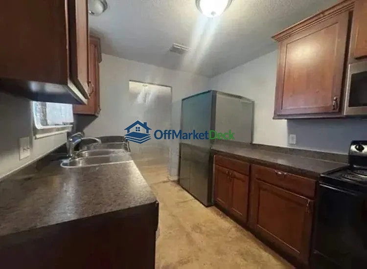 Off-market house in Gonzales, Texas — 4 beds, 2 baths, $139,900 — photo 5 of 5