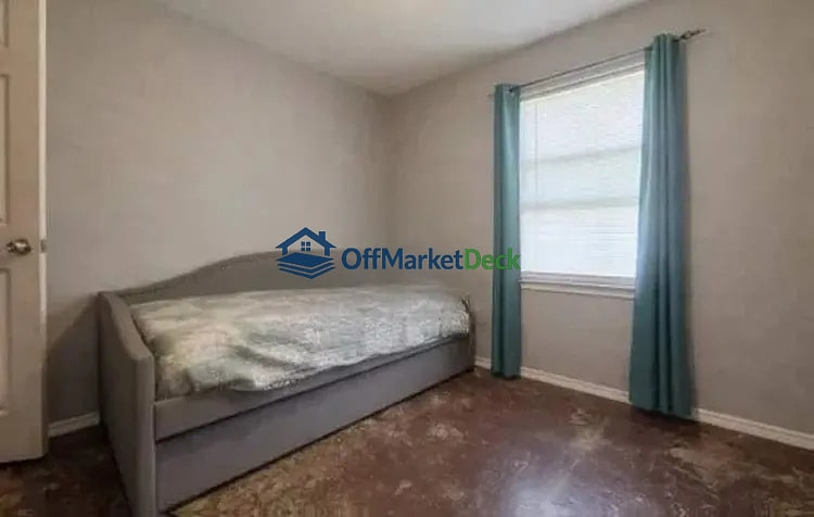 Off-market house in Gonzales, Texas — 4 beds, 2 baths, $139,900 — photo 3 of 5