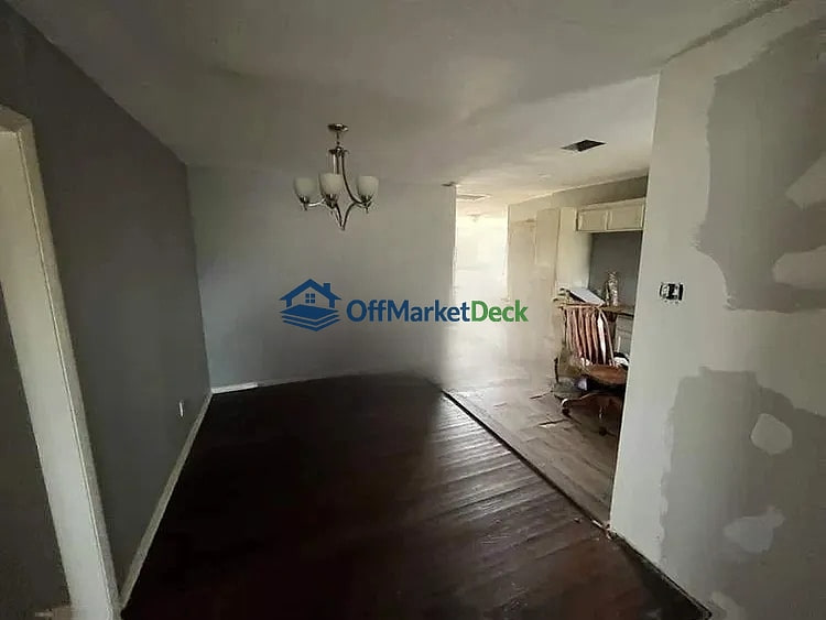 Off-market house in Dallas, Texas — 3 beds, 2 baths, $155,000 — photo 3 of 5