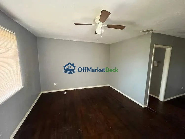 Off-market house in Dallas, Texas — 3 beds, 2 baths, $155,000 — photo 2 of 5