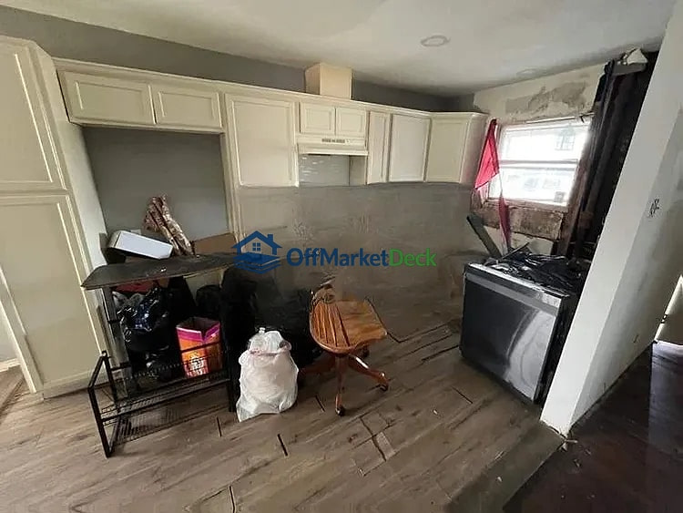 Off-market house in Dallas, Texas — 3 beds, 2 baths, $155,000 — photo 4 of 5