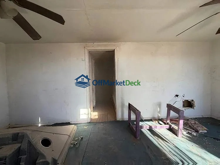 Off-market house in Pecos, Texas — 3 beds, 1 bath, $39,900 — photo 3 of 5