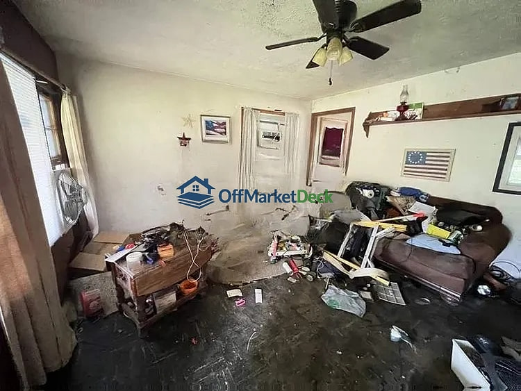 Off-market house in Indianapolis, Indiana — 3 beds, 1 bath, $74,990 — photo 3 of 5