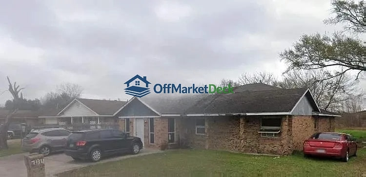 Off-market house in Baytown, Texas — 4 beds, 3 baths, $135,000 — photo 2 of 5