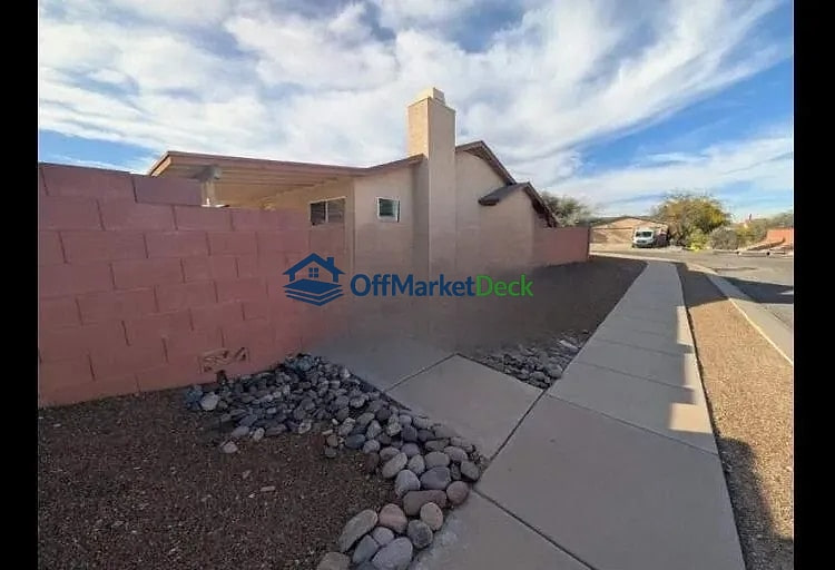 Off-market house in Tucson, Arizona — 4 beds, 3 baths, $295,000 — photo 3 of 5