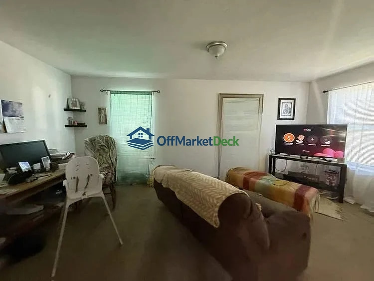 Off-market house in Indianapolis, Indiana — 3 beds, 1 bath, $99,900 — photo 3 of 5