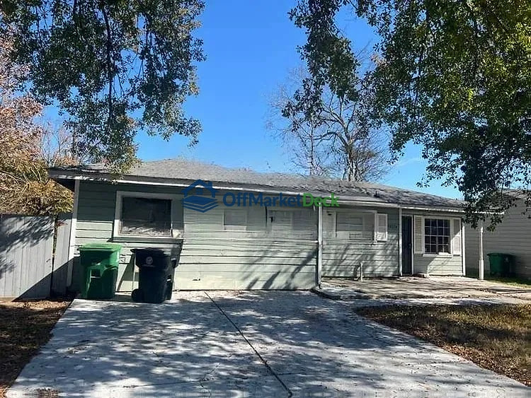 Off-market house in Houston, Texas — 3 beds, 2 baths, $89,500 — photo 2 of 5