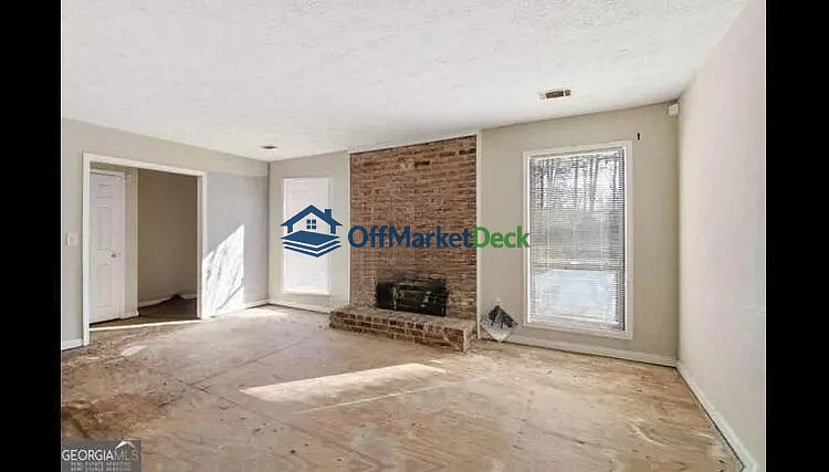 Off-market house in Stone Mountain, Georgia — 3 beds, 2 baths, $167,000 — photo 2 of 5