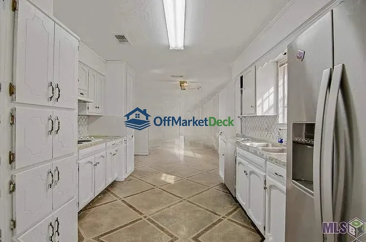 Off-market house in Baton Rouge, Louisiana — 2 beds, 2 baths, $138,000 — photo 4 of 5