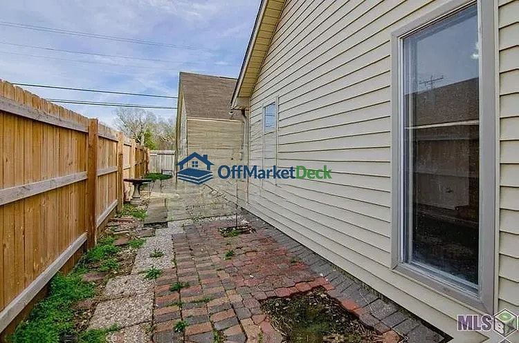 Off-market house in Baton Rouge, Louisiana — 2 beds, 2 baths, $138,000 — photo 2 of 5