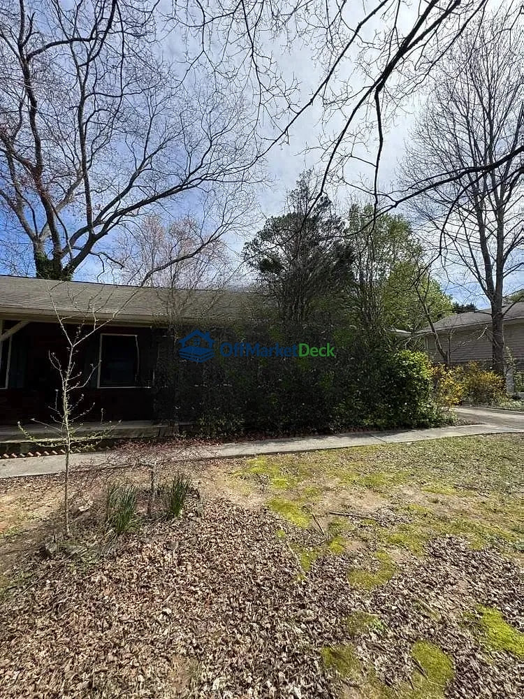 Off-market house in Snellville, Georgia — 3 beds, 2 baths, $220,000 — photo 2 of 5