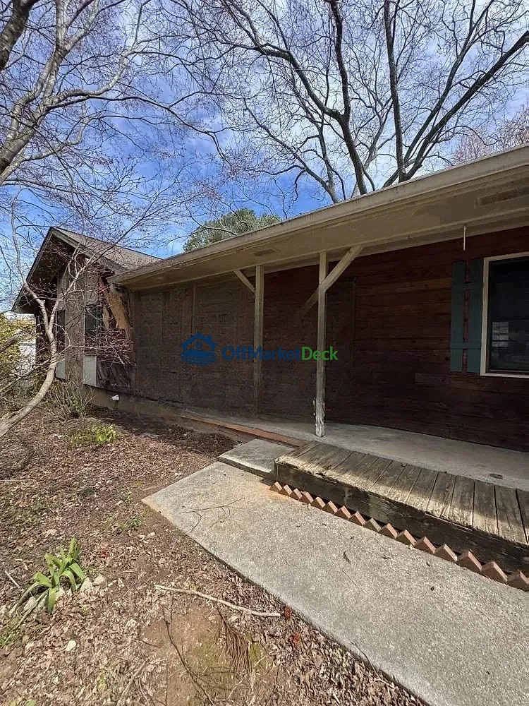 Off-market house in Snellville, Georgia — 3 beds, 2 baths, $220,000 — photo 3 of 5