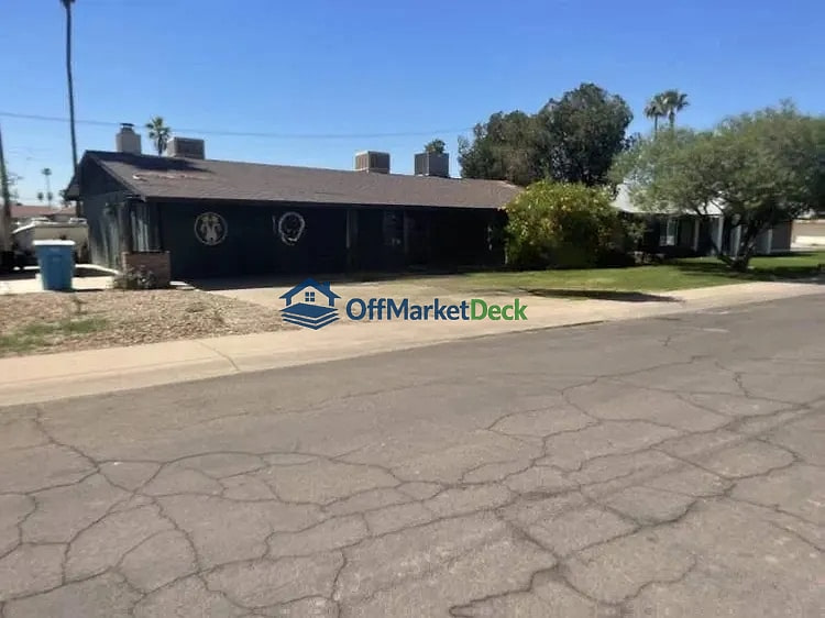Off-market house in Phoenix, Arizona — 4 beds, 2 baths, $292,990 — photo 3 of 5
