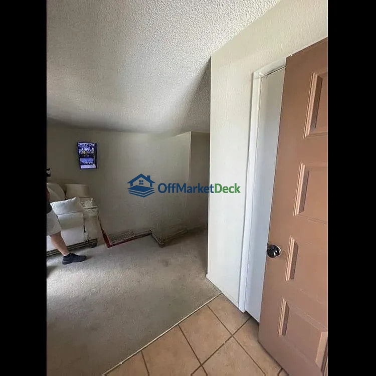 Off-market house in Glendale, Arizona — 2 beds, 2 baths, $118,500 — photo 2 of 5