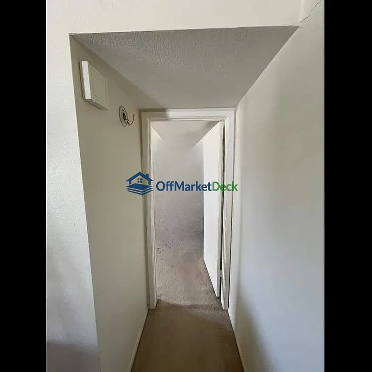 Off-market house in Glendale, Arizona — 2 beds, 2 baths, $118,500 — photo 5 of 5