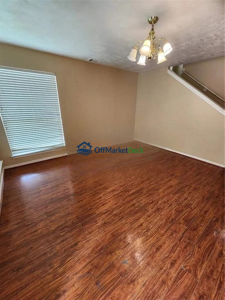 Off-market house in Houston, Texas — 3 beds, 2.5 baths, $215,000 — photo 5 of 5