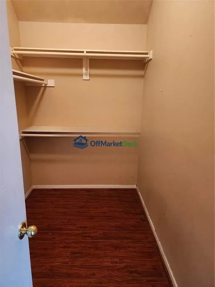 Off-market house in Houston, Texas — 3 beds, 2.5 baths, $215,000 — photo 3 of 5