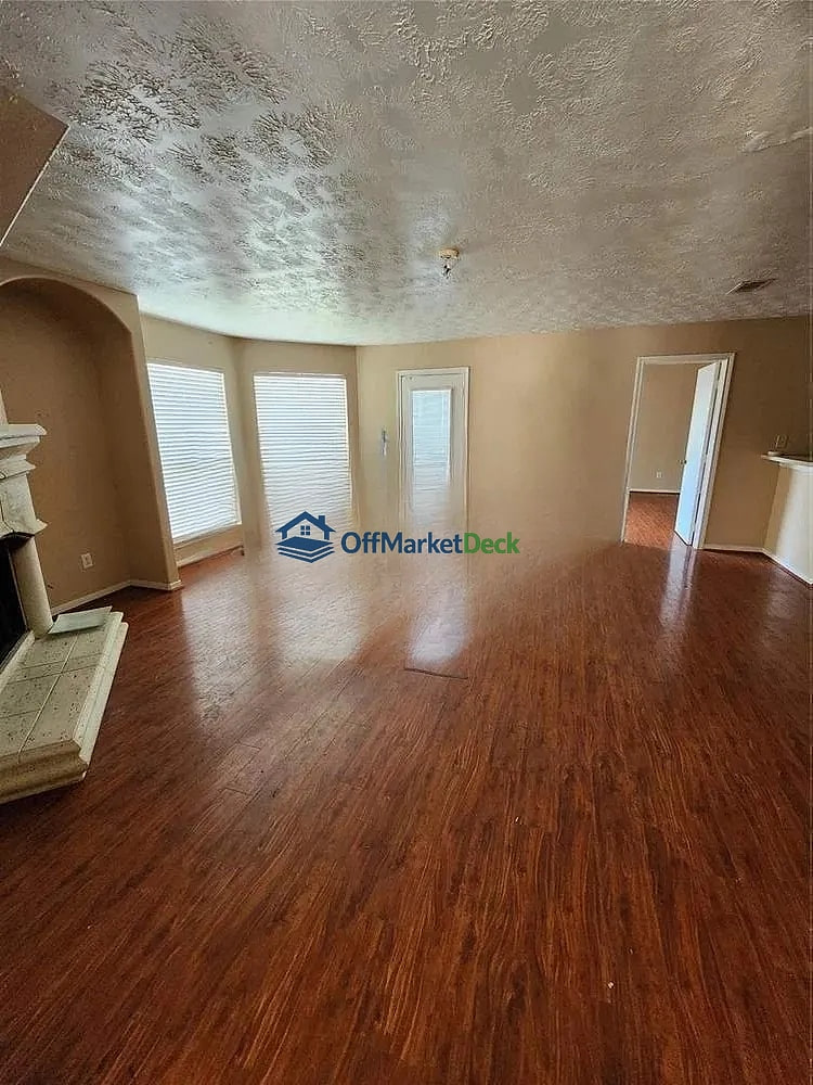 Off-market house in Houston, Texas — 3 beds, 2.5 baths, $215,000 - Blurred background Image