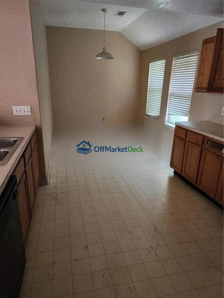 Off-market house in Houston, Texas — 3 beds, 2.5 baths, $215,000 — photo 4 of 5