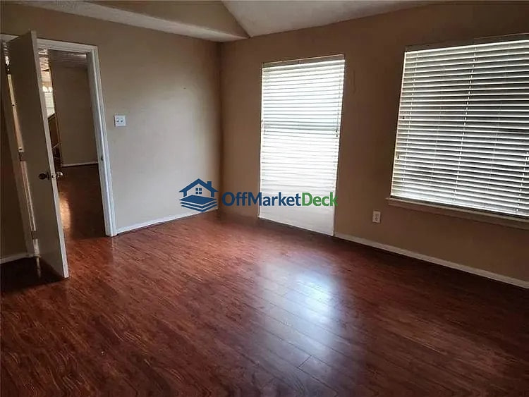 Off-market house in Houston, Texas — 3 beds, 2.5 baths, $215,000 — photo 2 of 5