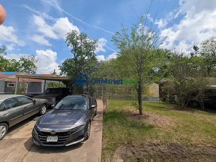 Off-market house in Houston, Texas — 3 beds, 1 bath, $95,000 — photo 2 of 5