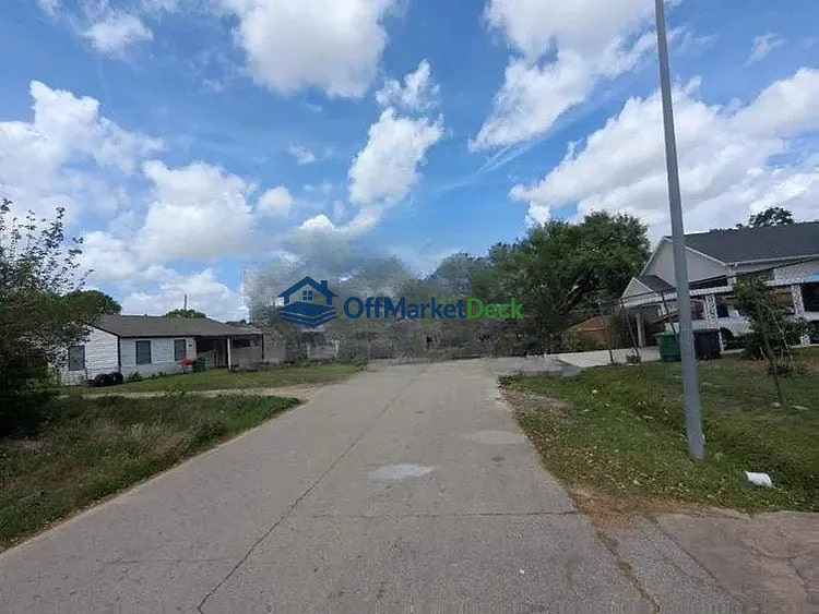Off-market house in Houston, Texas — 3 beds, 1 bath, $95,000 — photo 5 of 5