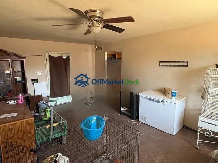 Off-market house in Phoenix, Arizona — 4 beds, 2 baths, $257,400 — photo 5 of 5