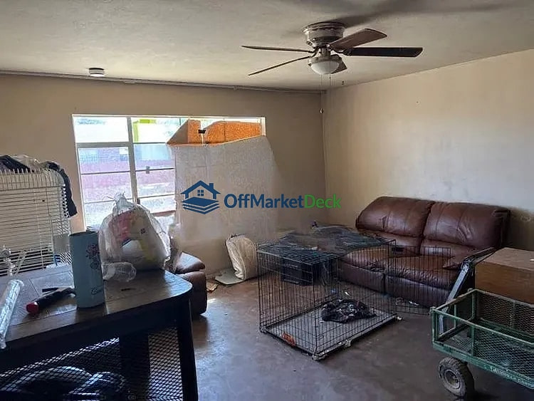 Off-market house in Phoenix, Arizona — 4 beds, 2 baths, $257,400 — photo 4 of 5