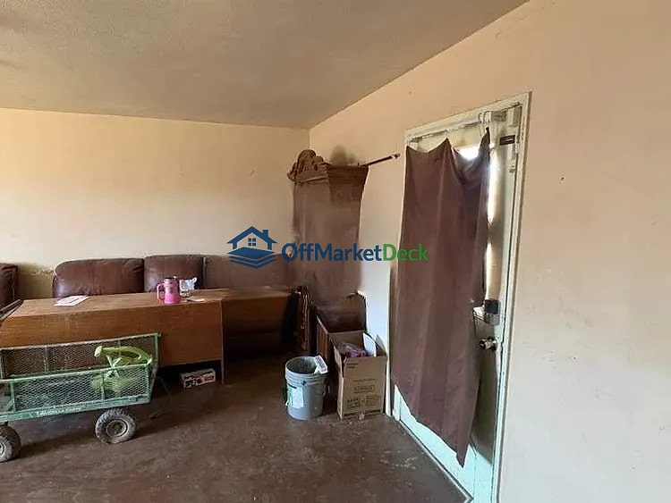 Off-market house in Phoenix, Arizona — 4 beds, 2 baths, $257,400 — photo 3 of 5