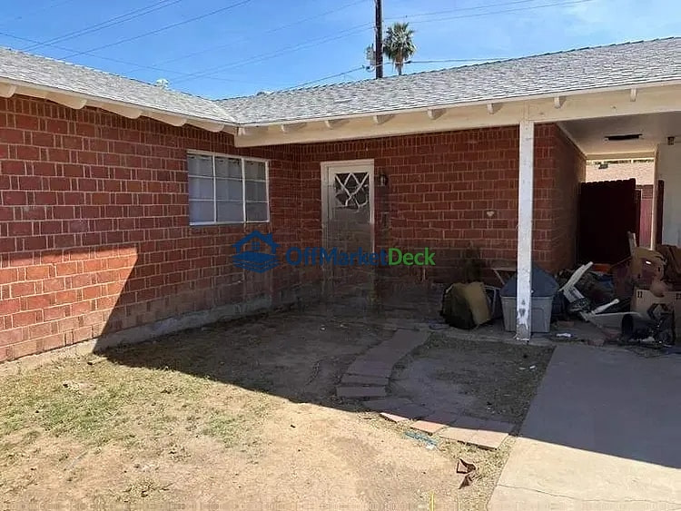 Off-market house in Phoenix, Arizona — 4 beds, 2 baths, $257,400