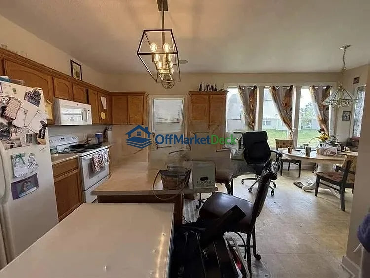 Off-market house in Fishers, Indiana — 4 beds, 2 baths, $269,990 — photo 4 of 5