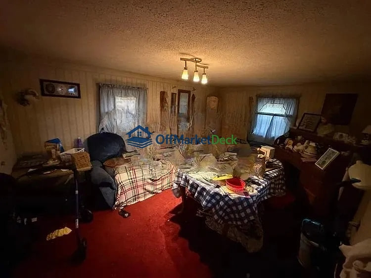 Off-market house in Noblesville, Indiana — 2 beds, 1 bath, $110,000 — photo 3 of 5