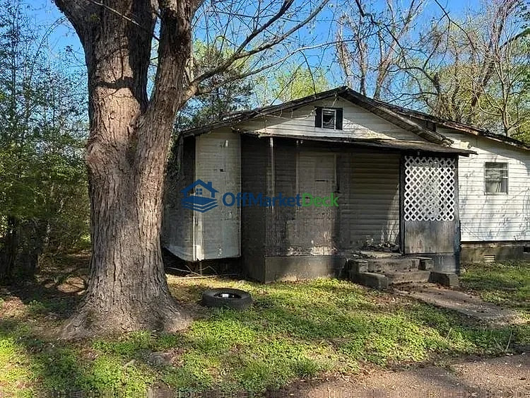 Off-market house in South Fulton, Tennessee — 2 beds, 1 bath, $10,000 — photo 2 of 5