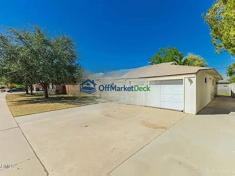 Off-market house in Phoenix, Arizona — 3 beds, 2 baths, $305,000 — photo 2 of 4