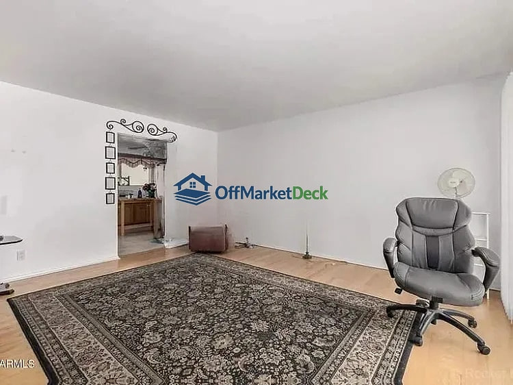 Off-market house in Phoenix, Arizona — 3 beds, 2 baths, $305,000 — photo 4 of 4
