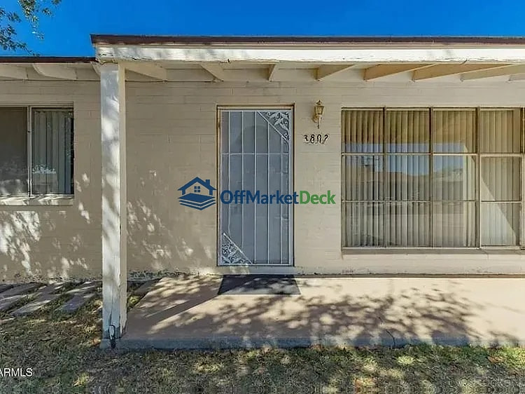 Off-market house in Phoenix, Arizona — 3 beds, 2 baths, $305,000 — photo 3 of 4