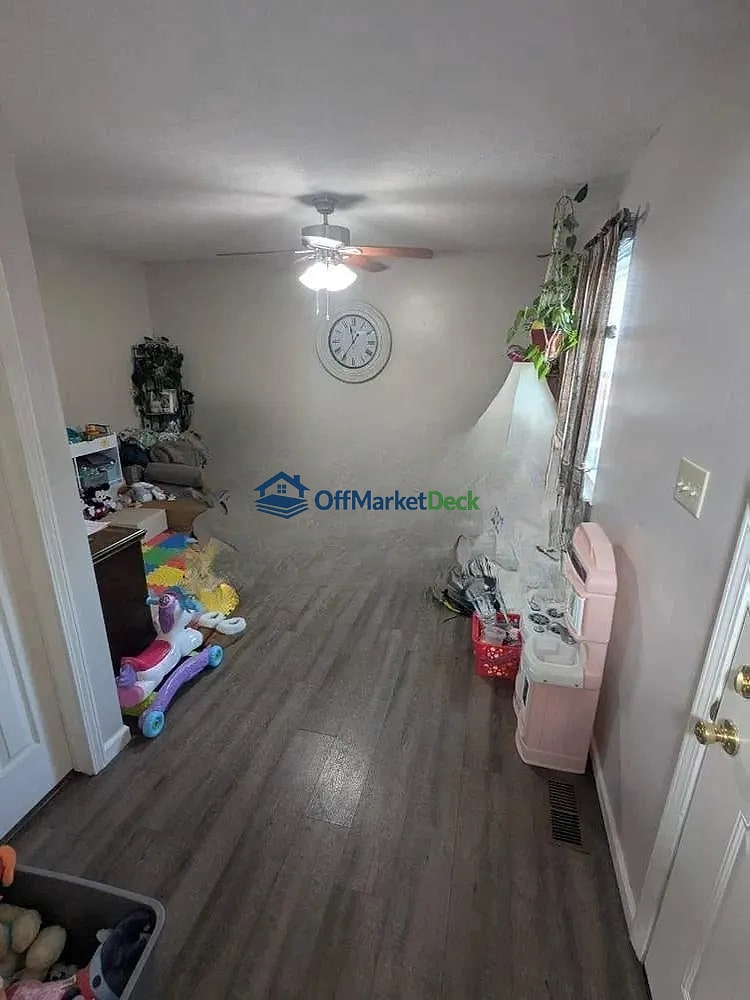 Off-market house in Bloomington, Indiana — 3 beds, 1.5 baths, $205,000 — photo 4 of 5