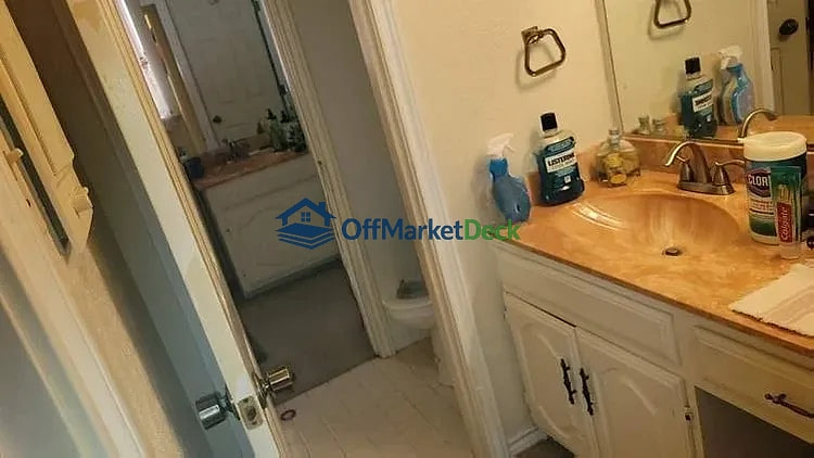 Off-market house in Dallas, Texas — 3 beds, 2.5 baths, $305,000 — photo 5 of 5