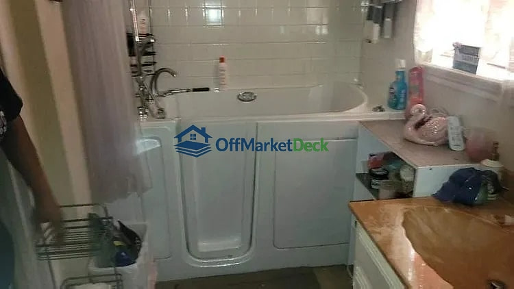 Off-market house in Dallas, Texas — 3 beds, 2.5 baths, $305,000 — photo 3 of 5