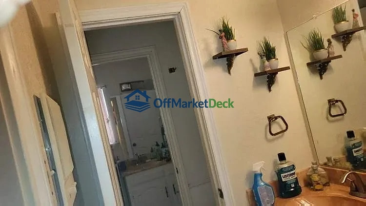 Off-market house in Dallas, Texas — 3 beds, 2.5 baths, $305,000 — photo 4 of 5